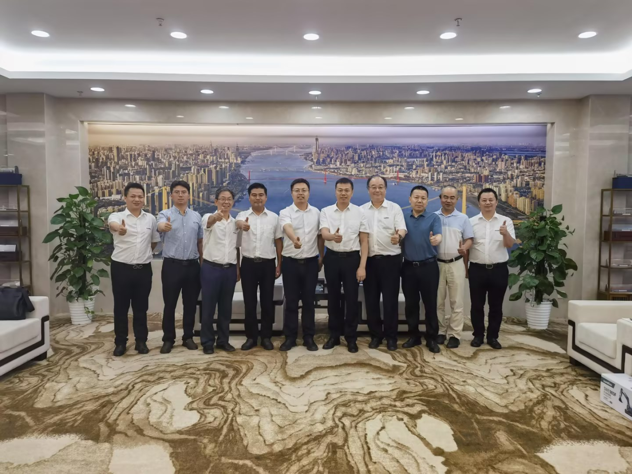 探讨深度相助 共攀智建岑岭