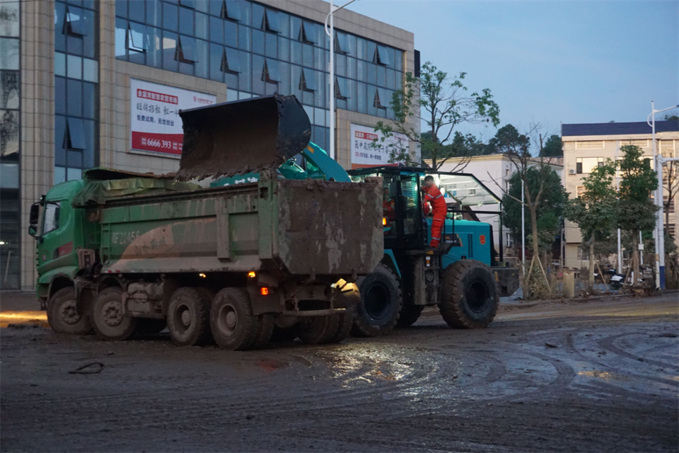 驰援湖南平江抗洪抢险，，，，，共克时艰显继续