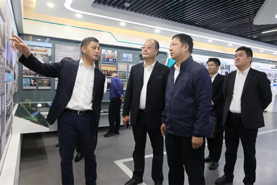 同船出海，，，共赢未来！中铁九局副总司理刘峻峰一行到访云顶国际yd888智能