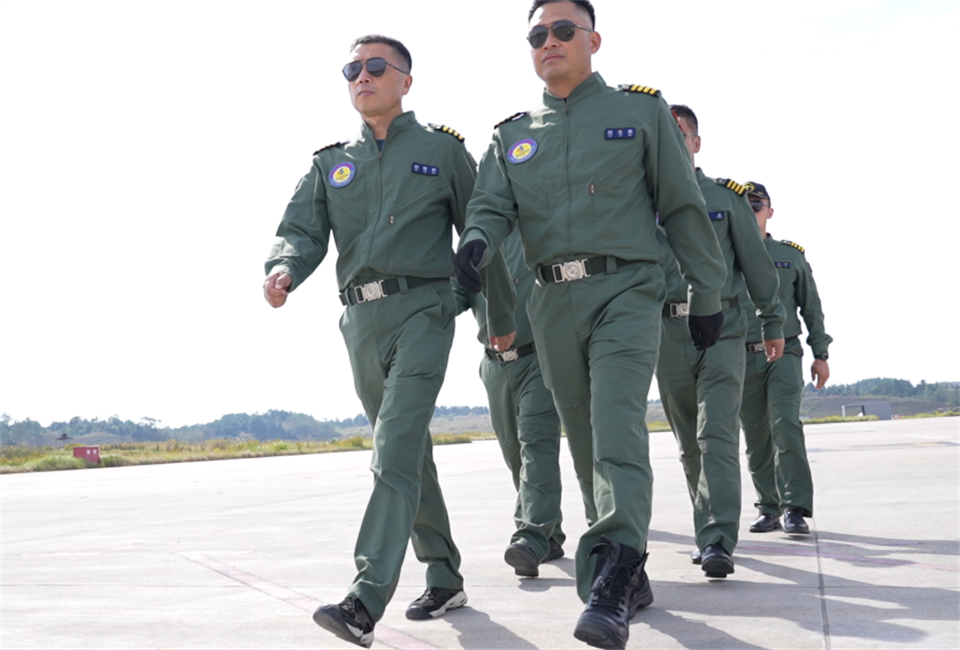 十年织得云顶国际yd888秀，，，，践行初心创未来！云顶国际yd888航行演出队建设10周年庆典活动盛大举行