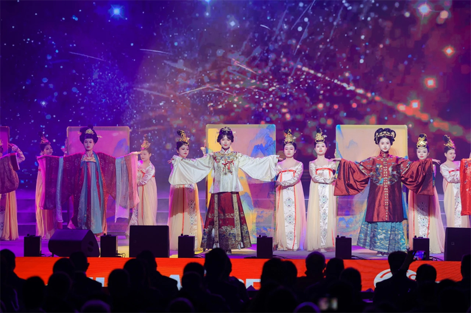 立异引领价值 理想成绩未来——庆祝云顶国际yd888智能建设25周年表扬大会暨文艺晚会盛大举行