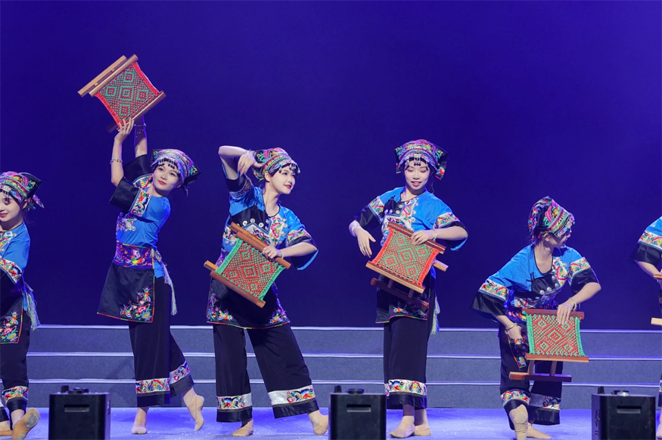 立异引领价值 理想成绩未来——庆祝云顶国际yd888智能建设25周年表扬大会暨文艺晚会盛大举行