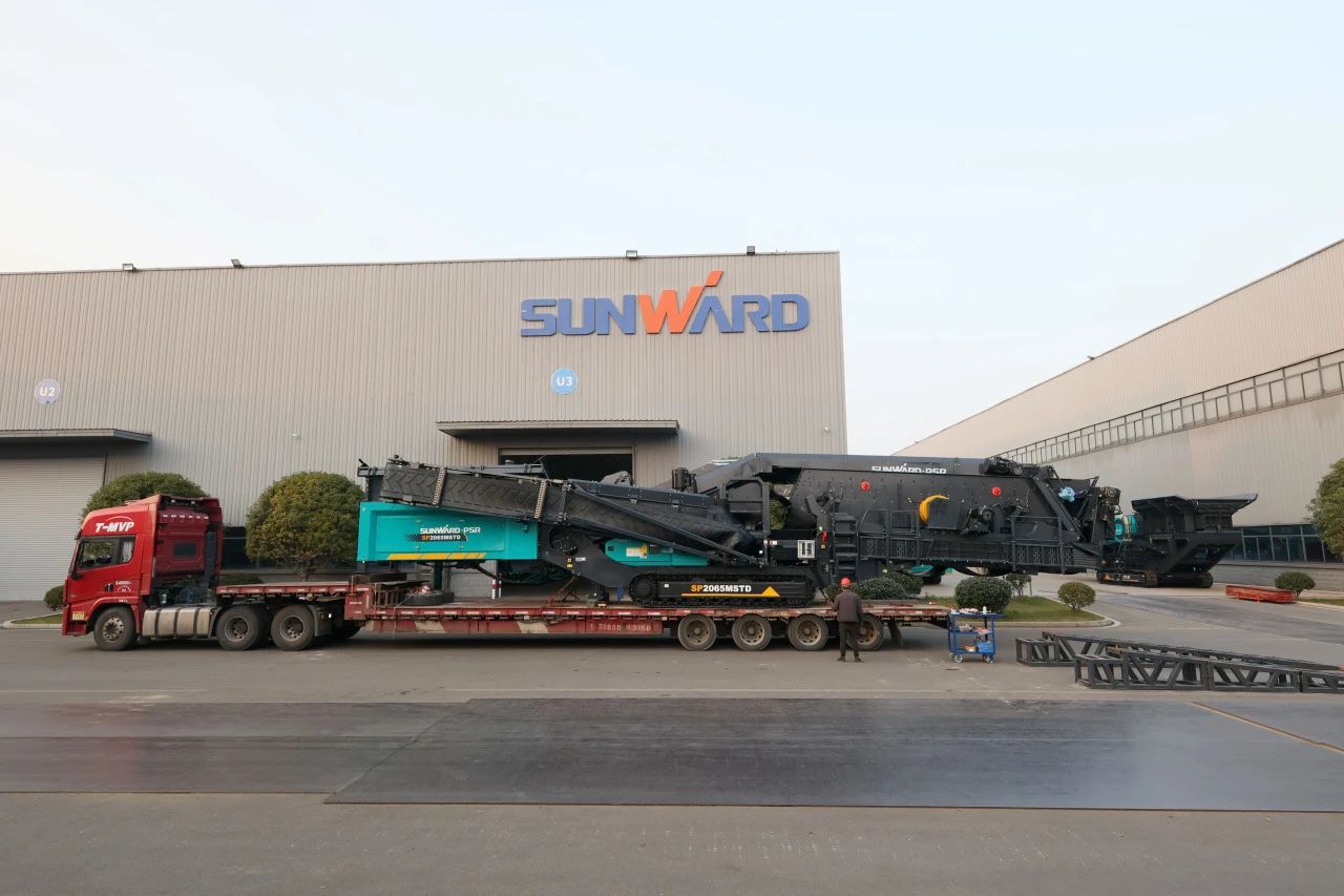 云顶国际yd888普石勒柴电一体移动破碎筛分装备热销外洋