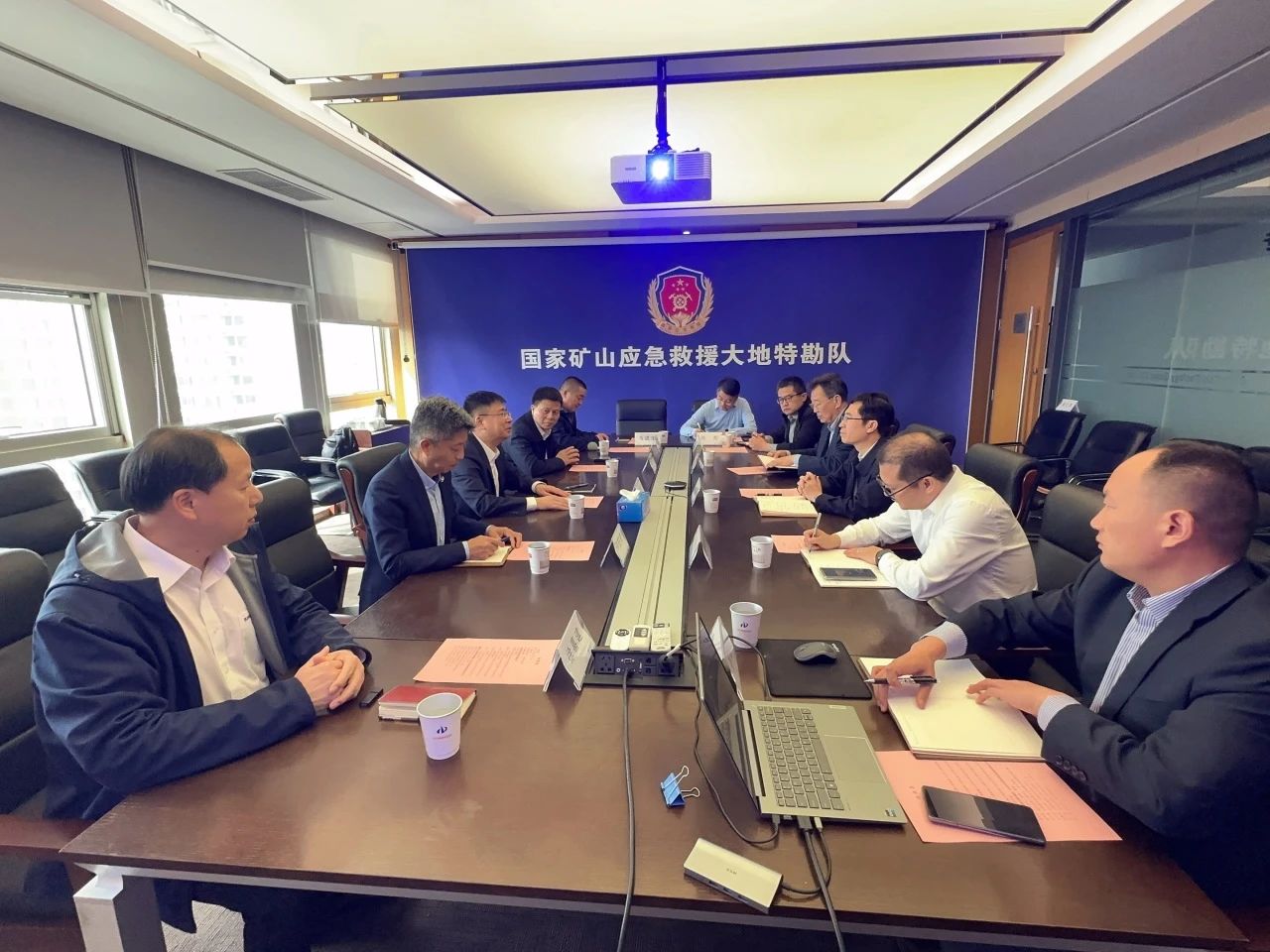 云顶国际yd888智能董事长付向东带队造访中煤地质总局、大地特勘公司