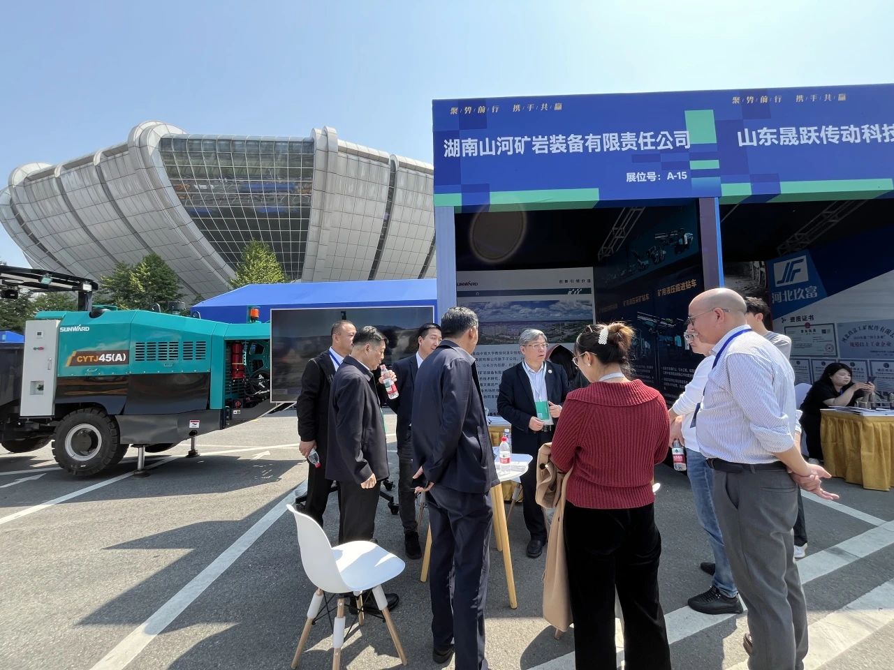 云顶国际yd888矿岩携井下掘进台车亮相苍南矿山井巷机械展