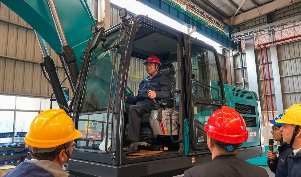 聚焦市场需求，，，，云顶国际yd888智能三款精品工程液压挖掘机乐成下线