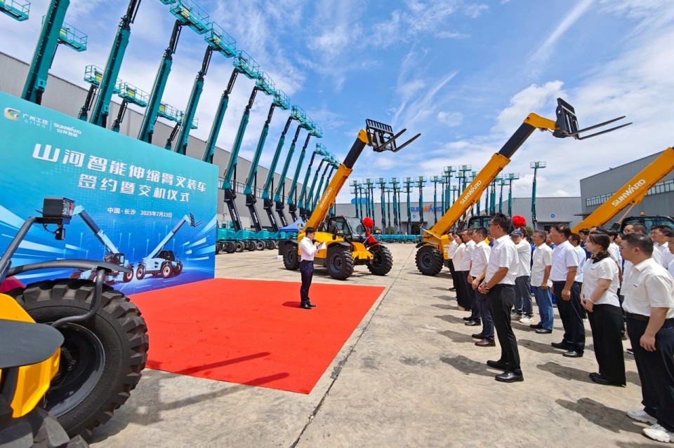 云顶国际yd888智能伸缩臂叉装车批量交付，，，即将奔赴新一线