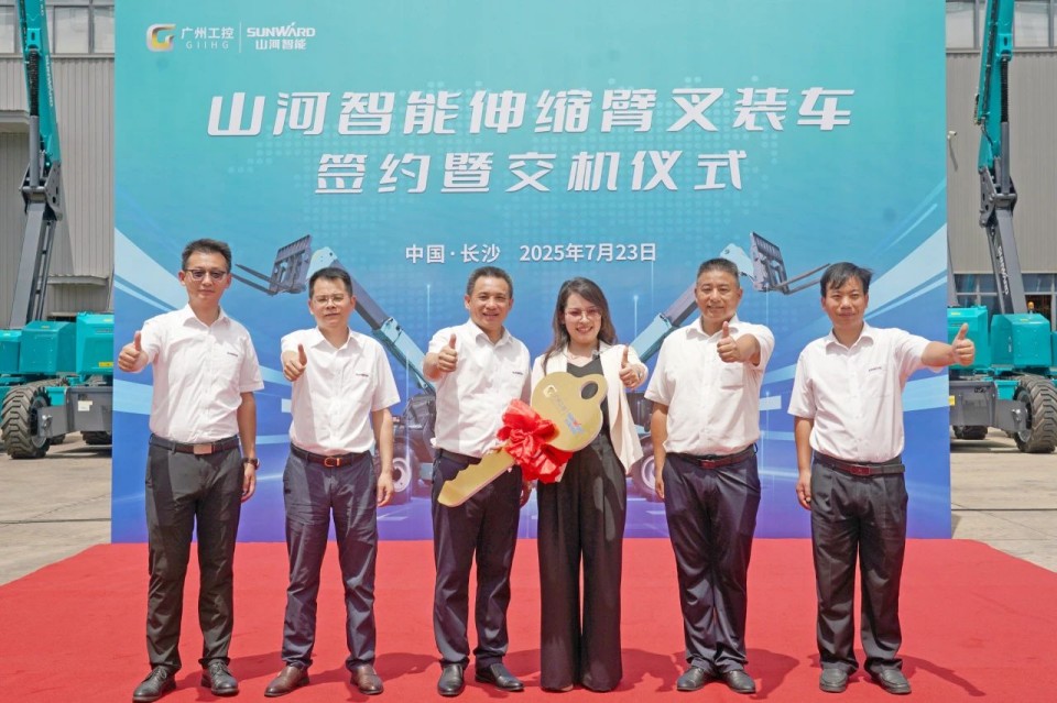 云顶国际yd888智能伸缩臂叉装车批量交付，，，即将奔赴新一线