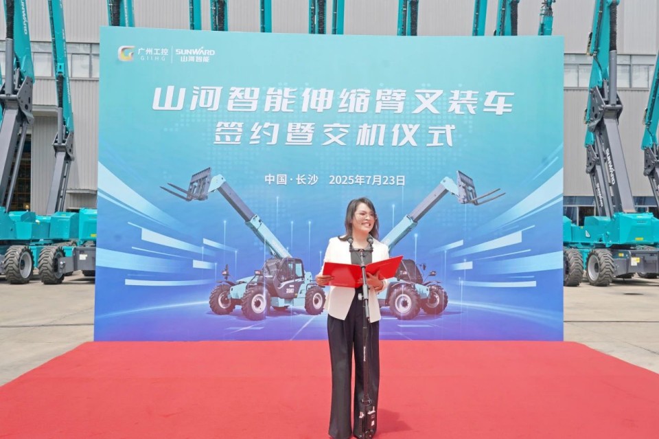云顶国际yd888智能伸缩臂叉装车批量交付，，，即将奔赴新一线
